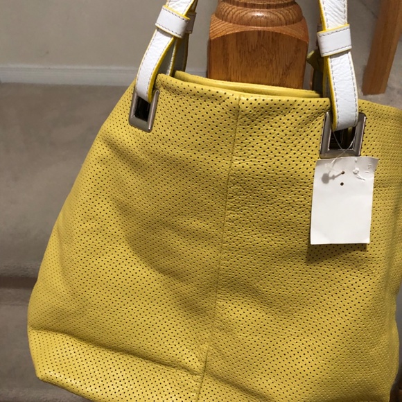 A mustard hand bag it’s genuine leather never never been used - Picture 2 of 2